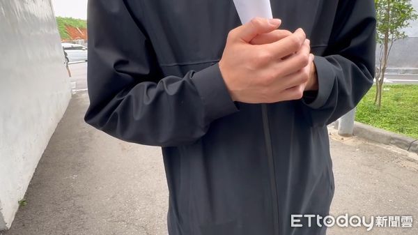 ▲桃園市八德區公所前4月30日發生嚴重車禍，釀成1死3傷的事故，死者兒子現身相驗。（圖／記者沈繼昌攝，下同）