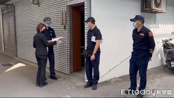 ▲桃園市八德區公所前4月30日發生嚴重車禍，釀成1死3傷的事故，死者兒子現身相驗。（圖／記者沈繼昌攝，下同）