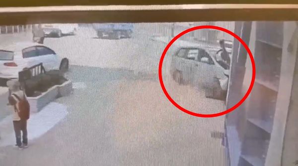 ▲桃園市八德區公所前車禍撞擊畫面。（圖／翻攝自記者爆料網）