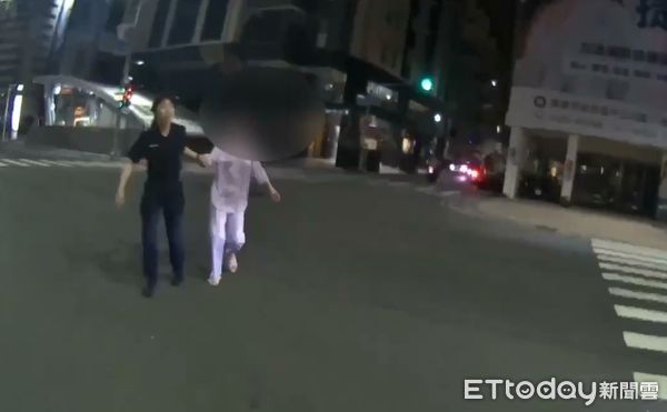 ▲女子情緒失控站在大馬路中央，遭女警帶回派出所。（圖／記者許宥孺翻攝）