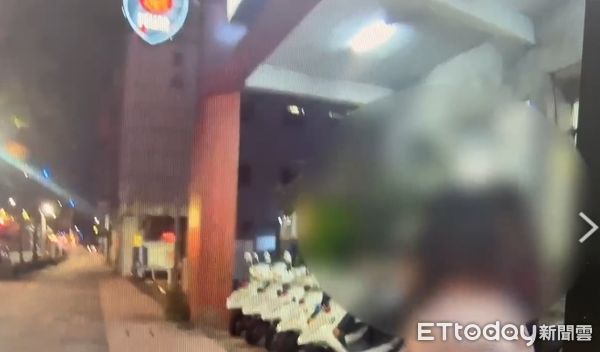 ▲女子情緒失控站在大馬路中央，遭女警帶回派出所。（圖／記者許宥孺翻攝）