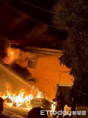 ▲集集鎮一處民宅於暗夜陷入火海。（圖／記者高堂堯翻攝）