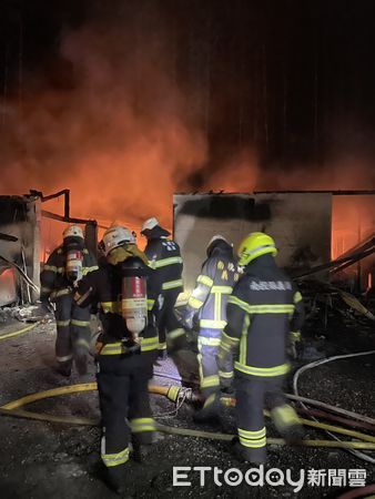 ▲集集鎮一處民宅於暗夜陷入火海。（圖／記者高堂堯翻攝）