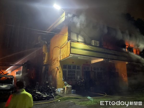 ▲集集鎮一處民宅於暗夜陷入火海。（圖／記者高堂堯翻攝）
