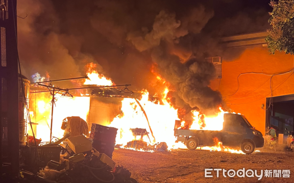 ▲集集鎮一處透天厝民宅和倉庫於暗夜陷入火海。（圖／記者高堂堯翻攝，下同）