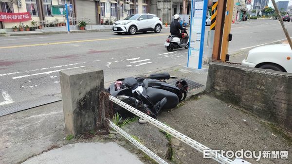 ▲桃園汽車撞2機車釀1死2傷，駕駛肇事逃逸。（圖／記者沈繼昌翻攝，下同）