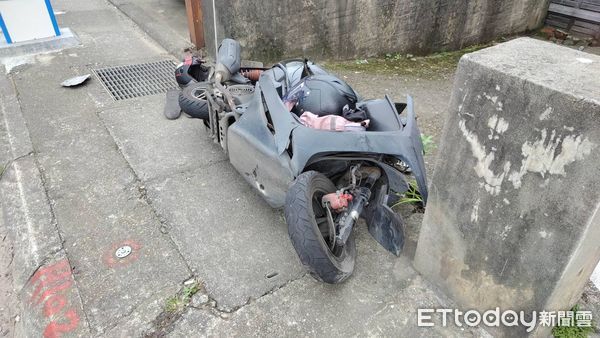 ▲桃園汽車撞2機車釀1死2傷，駕駛肇事逃逸。（圖／記者沈繼昌翻攝，下同）