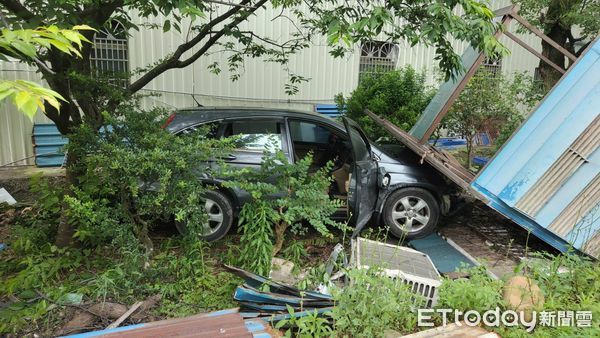 ▲桃園汽車撞2機車釀1死2傷，駕駛肇事逃逸。（圖／記者沈繼昌翻攝，下同）