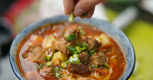 一名在台南生活的網友分享自己一天的外食開銷，從早餐到晚餐總計超過700元。（示意圖／翻攝Pexels）