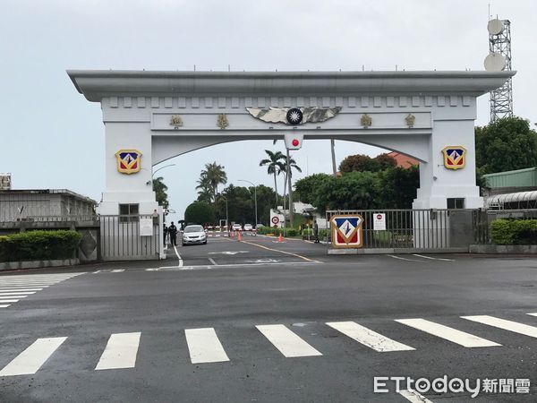 ▲台南市北區文賢路、武聖路一帶上空，發生台南基地一架IDF經國號戰機下午執行例行訓練期間，發生空中火焰彈意外擊發，天空中冒出不明煙霧吸引民眾抬頭注目，民眾直呼驚恐。（圖／記者林東良翻攝，下同）