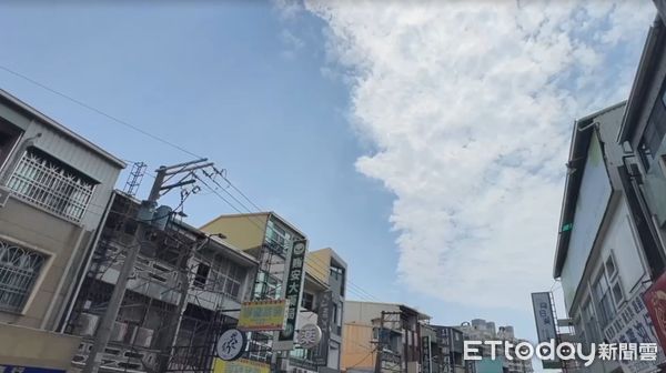 ▲台南市北區文賢路、武聖路一帶上空，發生台南基地一架IDF經國號戰機下午執行例行訓練期間，發生空中火焰彈意外擊發，天空中冒出不明煙霧吸引民眾抬頭注目，民眾直呼驚恐。（圖／記者林東良翻攝，下同）