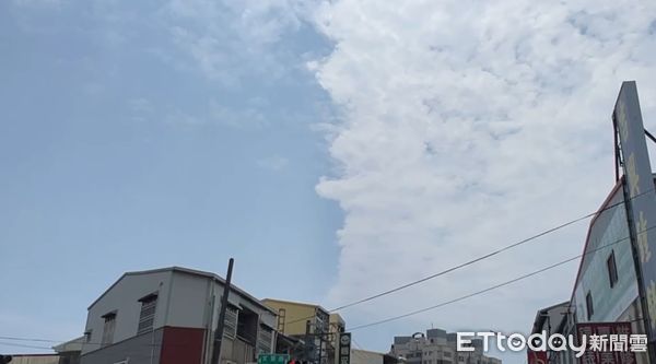 ▲台南市北區文賢路、武聖路一帶上空，發生台南基地一架IDF經國號戰機下午執行例行訓練期間，發生空中火焰彈意外擊發，天空中冒出不明煙霧吸引民眾抬頭注目，民眾直呼驚恐。（圖／記者林東良翻攝，下同）