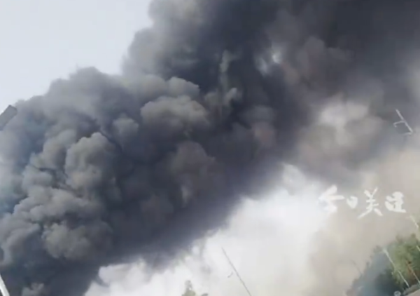 ▲黑煙瀰漫。（圖／翻攝自微博／北京日報，上同）