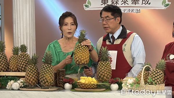 ▲市長黃偉哲今（1）日親上東森購物台直播節目「東森農場」，力推台南關廟鳳梨，40分鐘內4000公斤完售，氣氛熱烈。（記者林東良翻攝，下同）