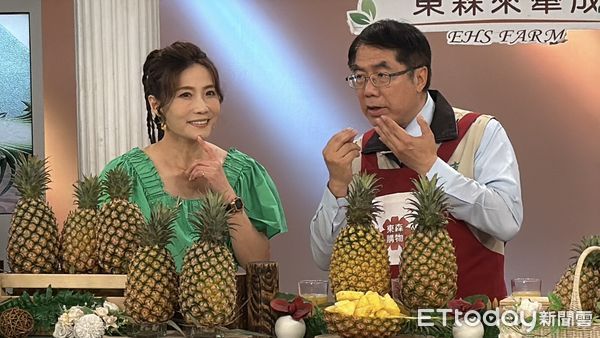 ▲市長黃偉哲今（1）日親上東森購物台直播節目「東森農場」，力推台南關廟鳳梨，40分鐘內4000公斤完售，氣氛熱烈。（記者林東良翻攝，下同）