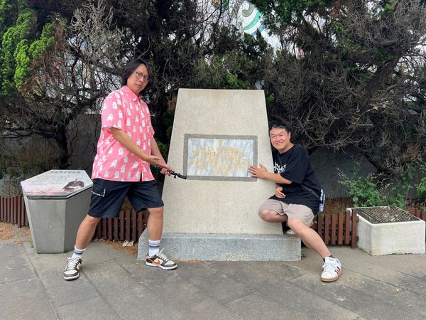 ▲張啟樂參加「看你老墓」頻道拍攝，主持人司徒建銘（右）介紹中法戰爭法籍將領「孤拔」墓跡。（圖／紅心字會）