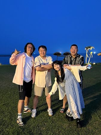 ▲張啟樂參加「看你老墓」頻道拍攝，主持人司徒建銘（右）介紹中法戰爭法籍將領「孤拔」墓跡。（圖／紅心字會）