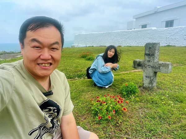 ▲張啟樂參加「看你老墓」頻道拍攝，主持人司徒建銘（右）介紹中法戰爭法籍將領「孤拔」墓跡。（圖／紅心字會）