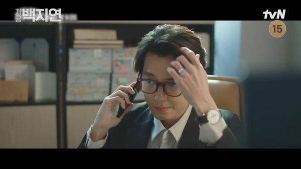 ▲▼穩定交往女友秀英13年！　鄭敬淏「左手無名指出現戒指」：這是我私人的～。（圖／翻攝自《現在白智娟》YouTube）