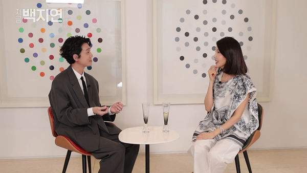 ▲▼穩定交往女友秀英13年！　鄭敬淏「左手無名指出現戒指」：這是我私人的～。（圖／翻攝自《現在白智娟》YouTube）