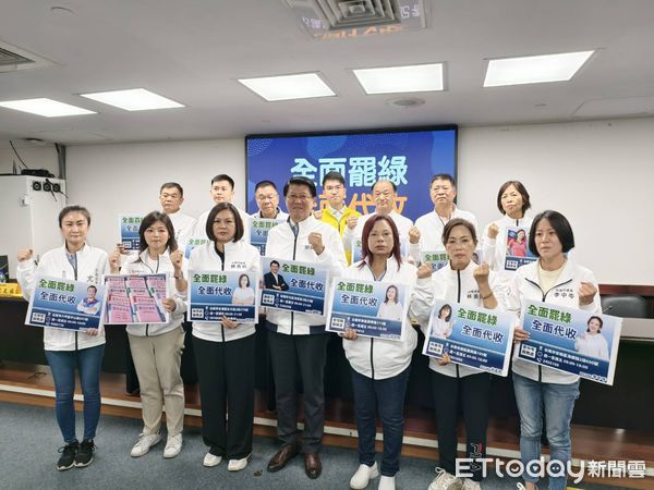 ▲謝龍介帶領藍軍高舉「全面罷綠、全面回收」手板，表達反對司法追殺決心。（記者林東良翻攝，下同）