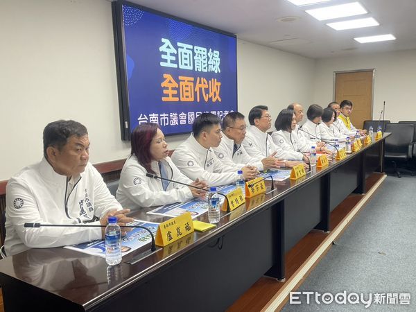 ▲謝龍介帶領藍軍高舉「全面罷綠、全面回收」手板，表達反對司法追殺決心。（記者林東良翻攝，下同）