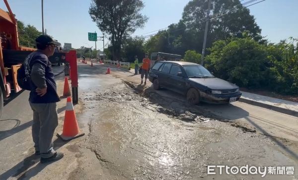 ▲▼金門士官不慎駛入施工路段，剛鋪好未乾的水泥又出現凹槽 。（圖／記者林名揚翻攝）