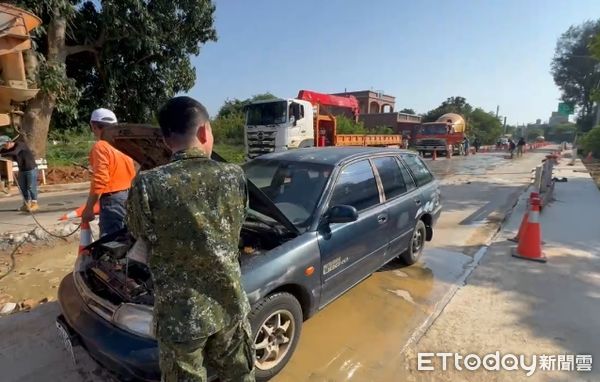 ▲▼金門士官不慎駛入施工路段，剛鋪好未乾的水泥又出現凹槽 。（圖／記者林名揚翻攝）