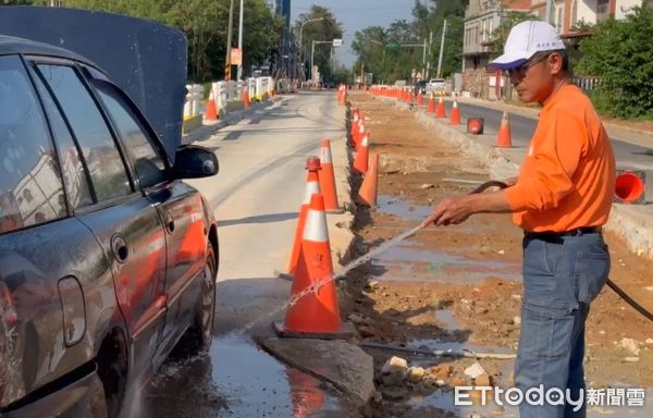 ▲▼金門士官不慎駛入施工路段，剛鋪好未乾的水泥又出現凹槽 。（圖／記者林名揚翻攝）