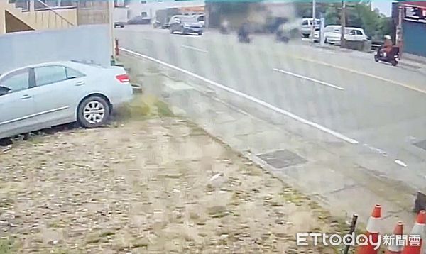 ▲桃園市八德區和平路今天中午發生轎車逆向撞飛機車並波及另一輛機車，造成1死2傷慘劇，圖為撞擊前瞬間畫面。（圖／記者沈繼昌翻攝）