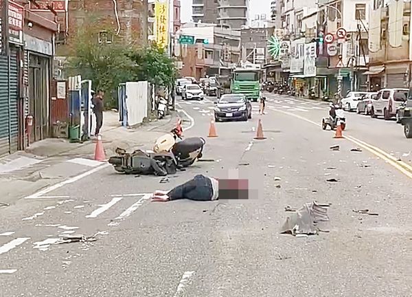 ▲桃園市八德區和平路今天中午發生轎車逆向撞飛機車並波及另一輛機車，造成1死2傷慘劇，圖為車禍現場之慘狀。（圖／熱心人士提供）