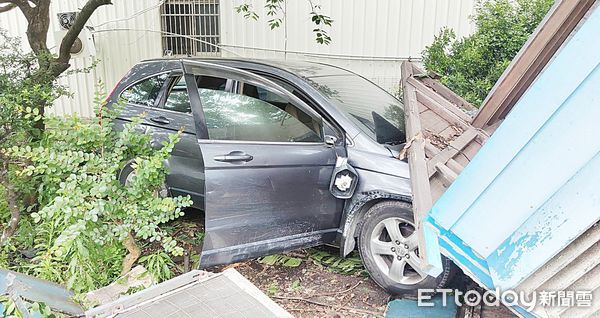 ▲桃園市八德區和平路今天中午發生轎車逆向撞飛機車並波及另一輛機車，警方隨後在現場附近草叢查獲肇事轎車。（圖／記者沈繼昌翻攝）