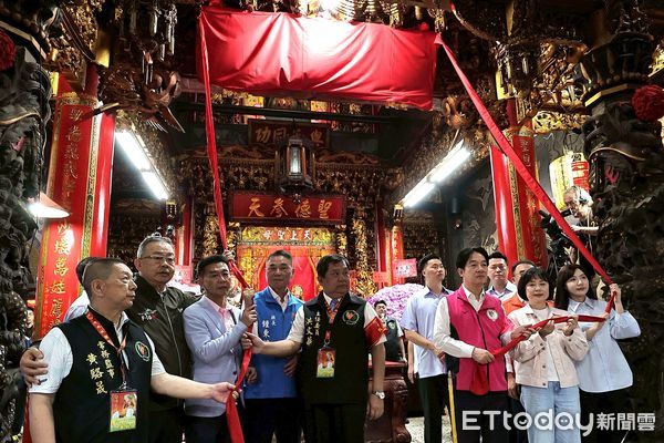 ▲▼賴清德親臨白沙屯拱天宮揭匾，恭請白沙屯媽祖出神龕。（圖／白沙屯拱天宮提供）