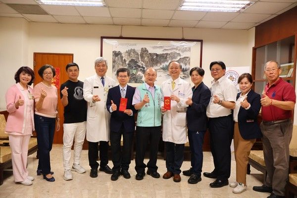 ▲桃園信合社主席蘇家明致贈北榮桃園分院物資感謝護理師