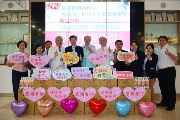 ▲桃園信合社主席蘇家明致贈北榮桃園分院物資感謝護理師