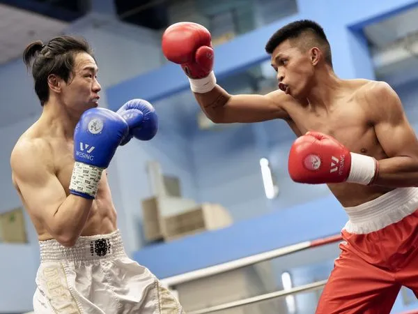 ▲台、港拳王賴主恩、袁文俊，在台北市青年盃暨全國職業拳擊菁英錦標賽交手。（圖／台灣職業拳擊協會提供）