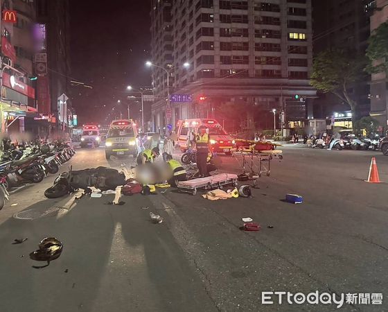 ▲新北汐止區大同路1日深夜發生大型重機對撞的死亡車禍。（圖／記者張君豪翻攝）