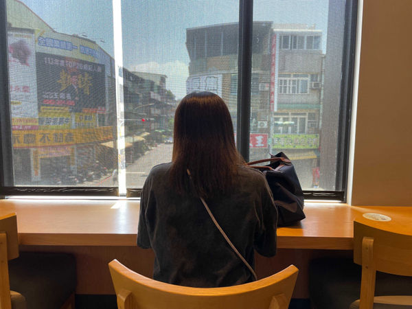 小亮媽媽替孩子辦理轉學，校方竟竄改轉學理由，企圖粉飾太平。（圖／民眾提供）