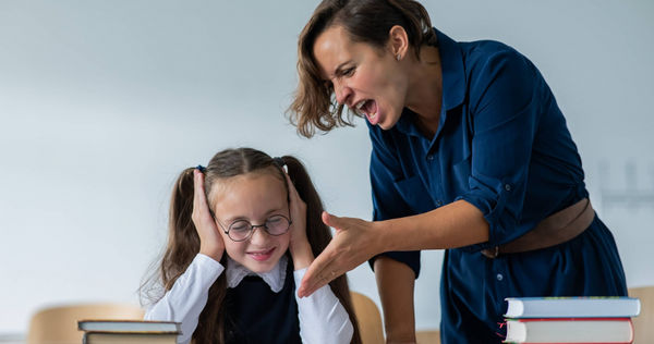 高雄市某小學發生老師不當管教事件，不僅有過當的體罰，甚至帶頭霸凌同班學生。（示意圖／shutterstock）