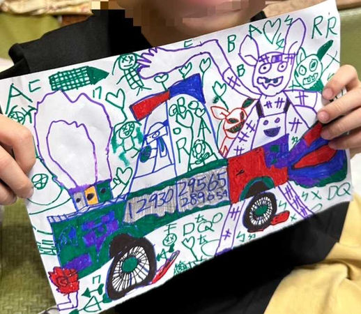 小亮平時很愛畫畫，遭導師不當管教後，畫風驟變，竟畫人被車輛壓死的圖像。（圖／民眾提供）