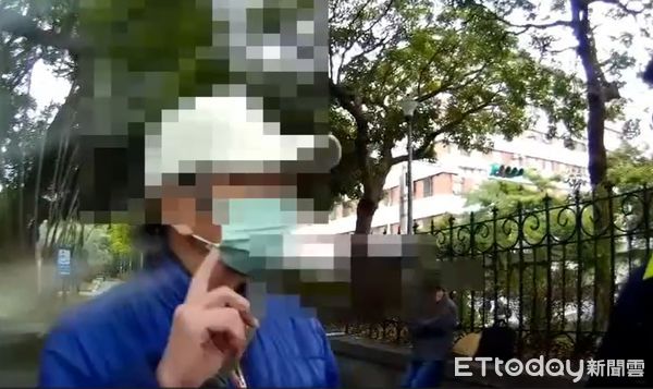 ▲▼82歲周姓馬尾哥跑到城中市場偷東西，警員配合市場人員逮人。（圖／記者邱中岳翻攝）