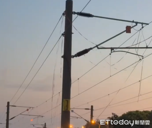 ▲▼今清晨發生鞭炮彩帶纏繞台鐵電車線事件，列車大誤點。（圖／讀者提供）