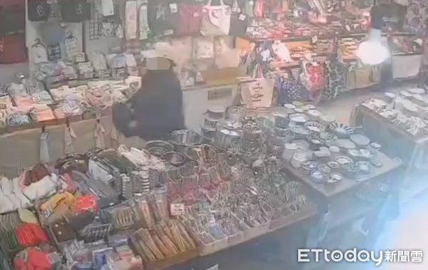 ▲▼82歲周姓男子跑到城中市場偷攤商物品，因為綁馬尾特徵被攤商認出尾隨報警。（圖／記者邱中岳翻攝）