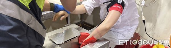 ▲▼汐止女左手捲入絞肉機中。（圖／記者張君豪翻攝）