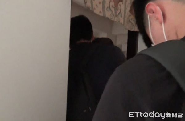 ▲台南市警刑大破獲詐團轉接機房，查扣詐團DMT設備、手機、大批SIM卡等證物，緝獲蕭姓主嫌等2人送辦。（記者林東良翻攝，下同）