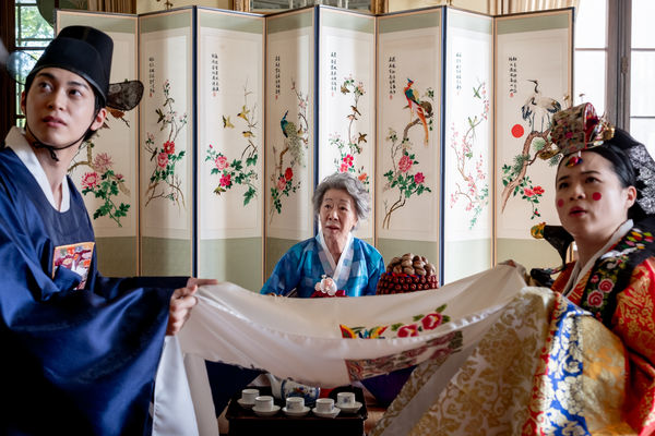 ▲《囍宴》金馬獎影后陳沖、凱莉瑪麗陳、韓基燦，以及奧斯卡得主尹汝貞演出。（圖／UIP提供）