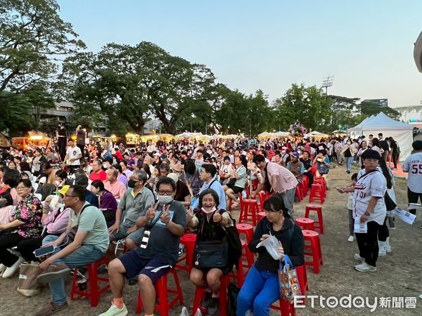 ▲「鐵獅玉玲瓏」表演，屏東打詐縣府隊到場宣導防詐           。（圖／縣警局提供）