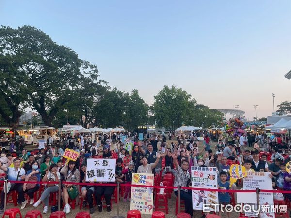 ▲「鐵獅玉玲瓏」表演，屏東打詐縣府隊到場宣導防詐           。（圖／縣警局提供）