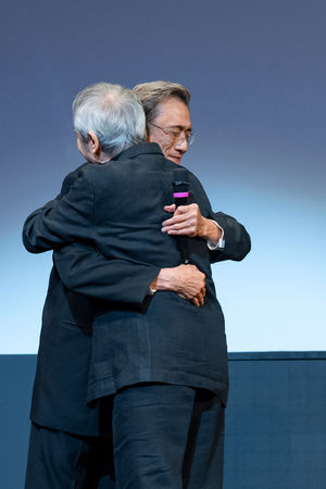 ▲徐克獲得金桑樹終身成就獎，梁家輝不遲千里趕來頒獎。（圖／烏迪內遠東國際電影節提供）