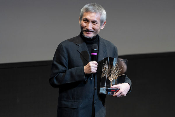 ▲徐克獲得金桑樹終身成就獎，梁家輝不遲千里趕來頒獎。（圖／烏迪內遠東國際電影節提供）